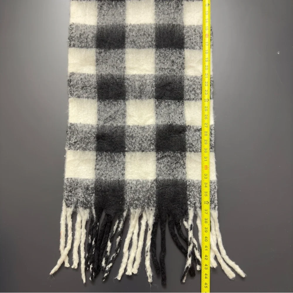 Tahari Black Ivory Plaid Blanket Scarf Soft‎ Heavy Warm Fringe Wrap Shawl